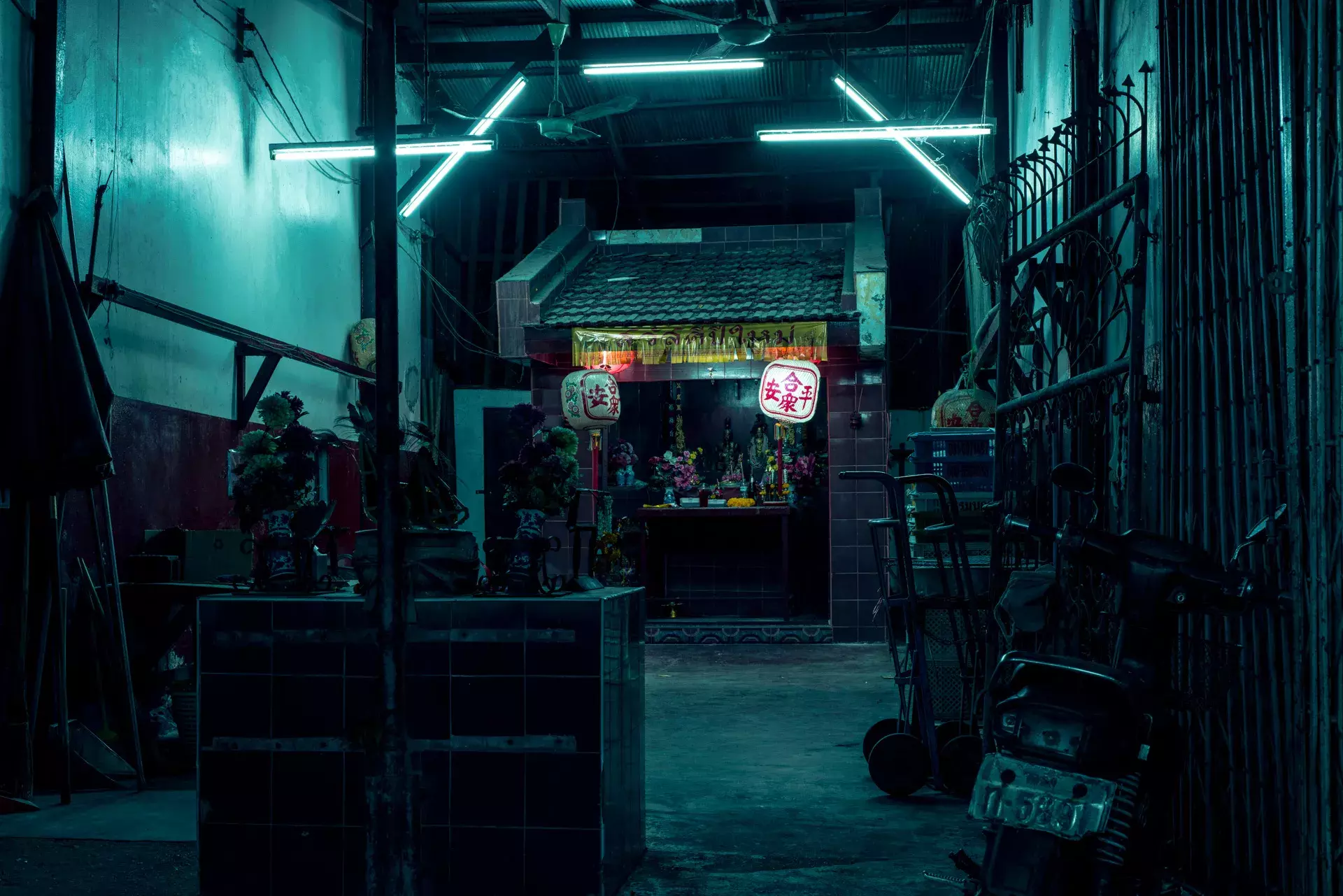 BANGKOK PHOSPHORS: A photo book through the old and new streets of nocturnal Bangkok
